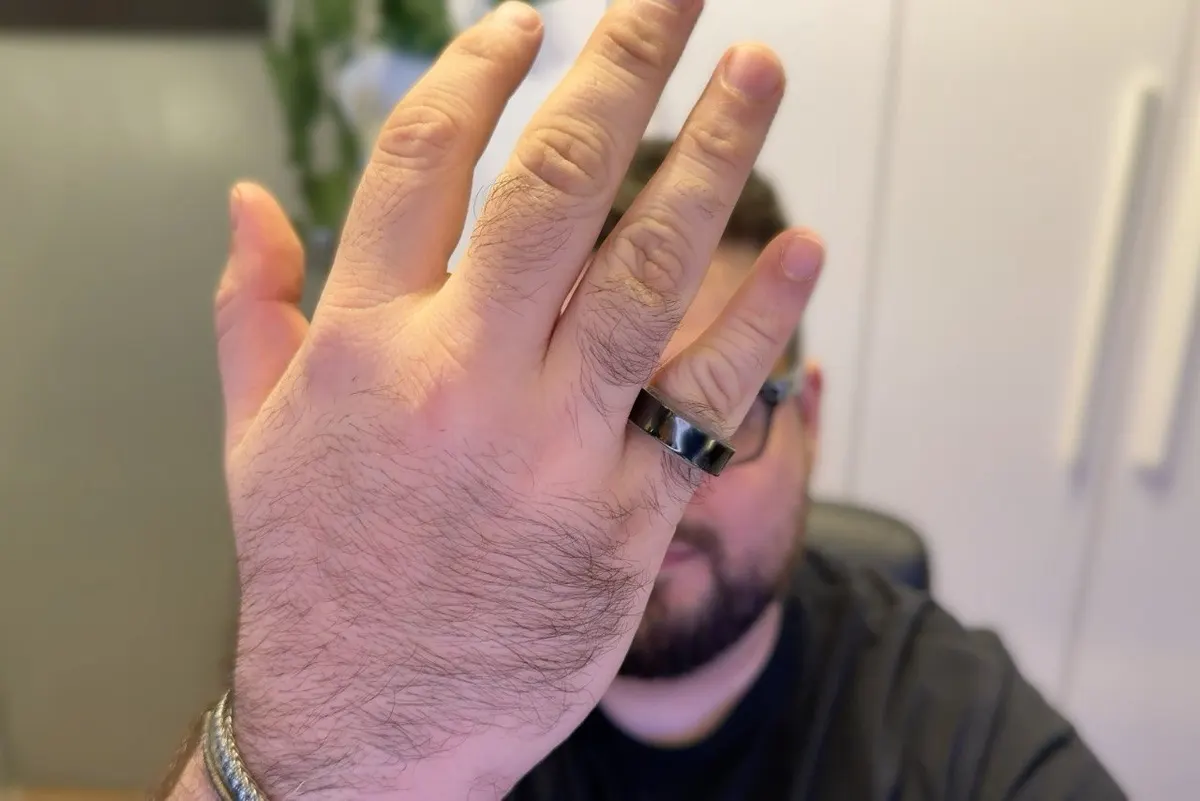 The Colmi R09 on my pinky