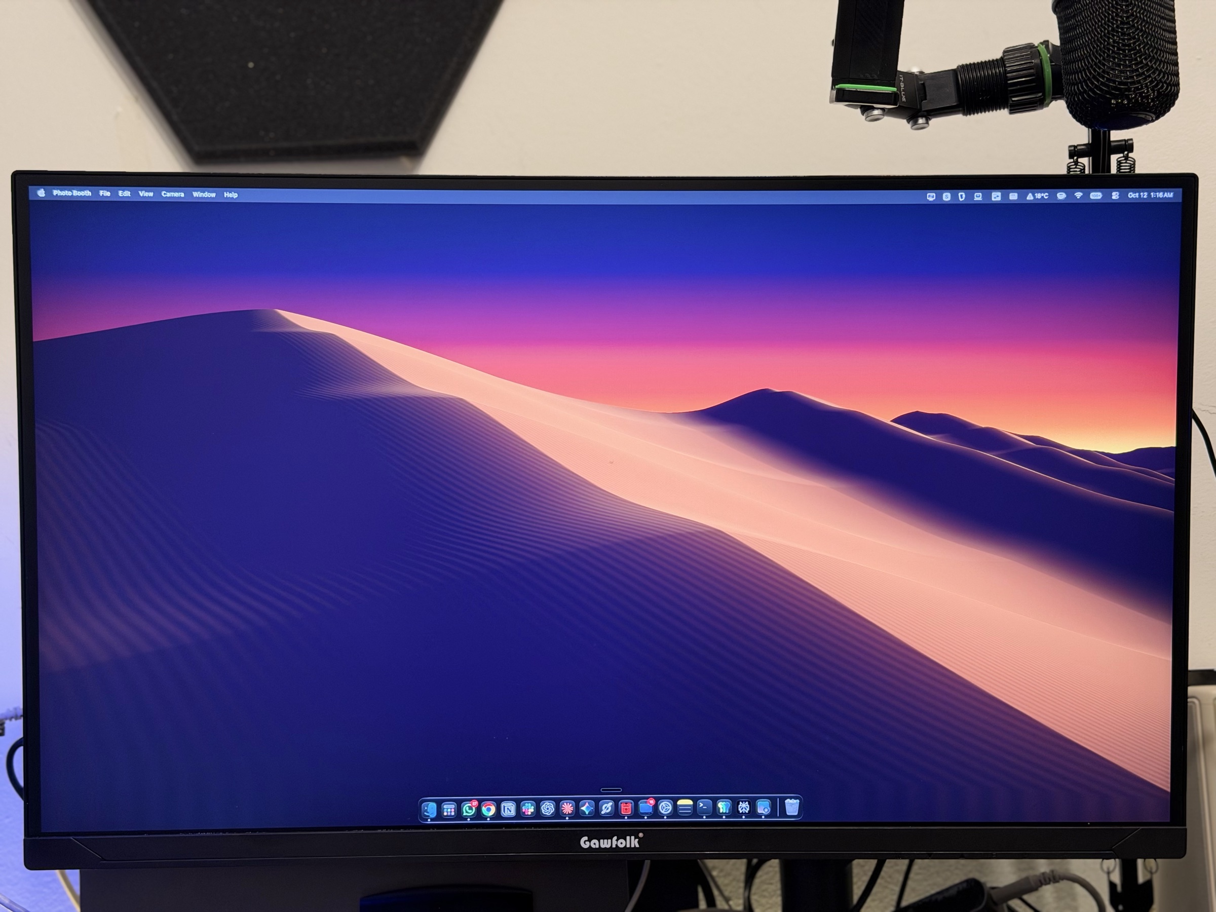 The Gawfolk GF270J showing the macOS desktop, with the mic arm above it